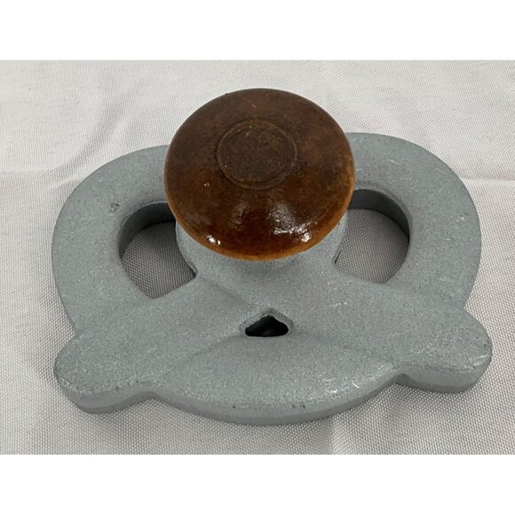 Vintage Pretzel Twister Cookie Cutter & Kitchen Connection Recipe Booklet - Picture 5 of 7